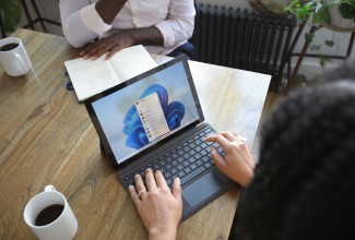 Süler laual, Windows taustal Microsoft vestlusrakendus